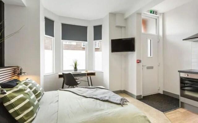 Modern & Bright 1 Bedroom Studio Apt