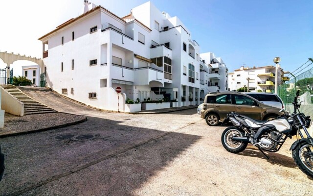 Holiday 1 Bed Apartment With Pool in Albufeira
