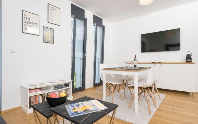 Ottakring Balcony Suite by ichbucheAT