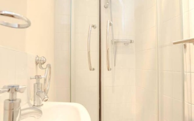 3/4 Bed House 2 Bathroom off Road Parking