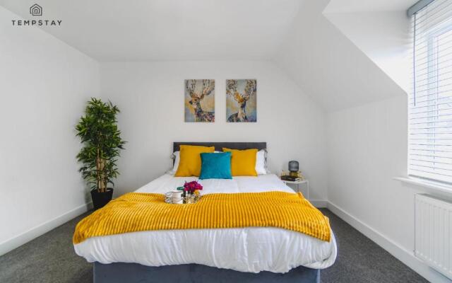 Stylish 4 Bed Family Home At Madejski, Reading University