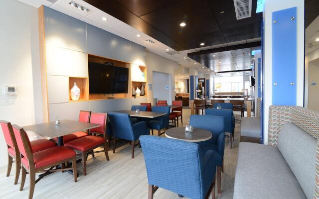 Holiday Inn Express & Suites Chicago North Shore - Niles by IHG