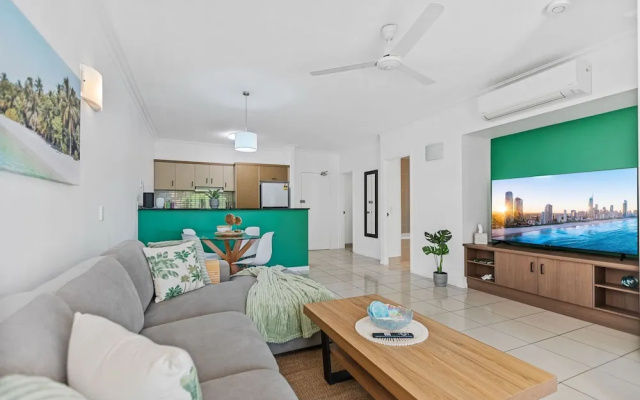 Urban Tropics Modern Resort Apartment – Guest Rooms – Cairns