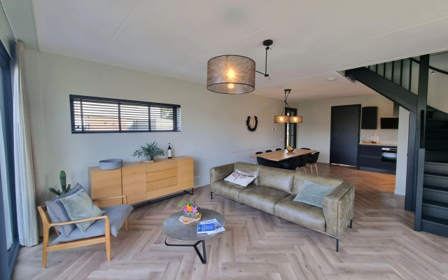 Luxurious Detached Water Villa With Jetty