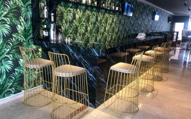 Esquire Hotel & Lounge