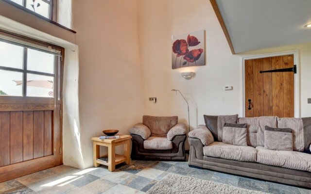 Lovely Apartment in Converted, Stone Barn Located in Tiverton