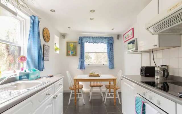 Charming 3BD Flat - 5 Minutes to Victoria Park