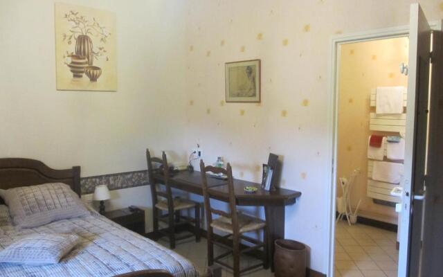 Hôtel-Restaurant La Crèche et sa piscine intérieure - Logis Hôtels