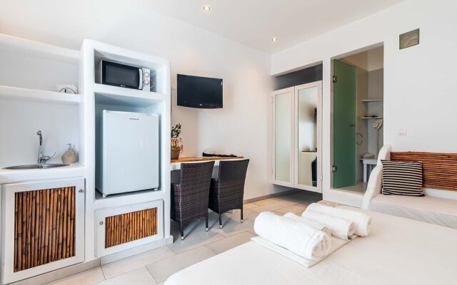 Niki Savvas Studio & Suites