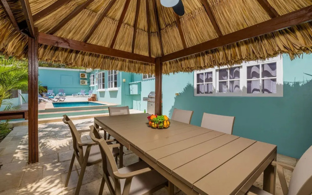 Sleeps 12 Spacious Private Pool Great Location