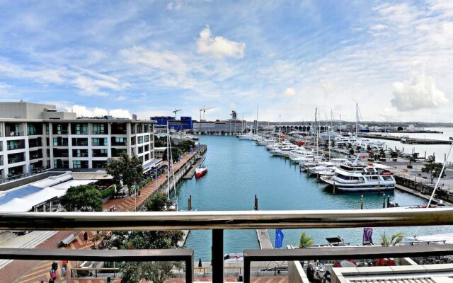 Viaduct Harbour Beauty with Balcony