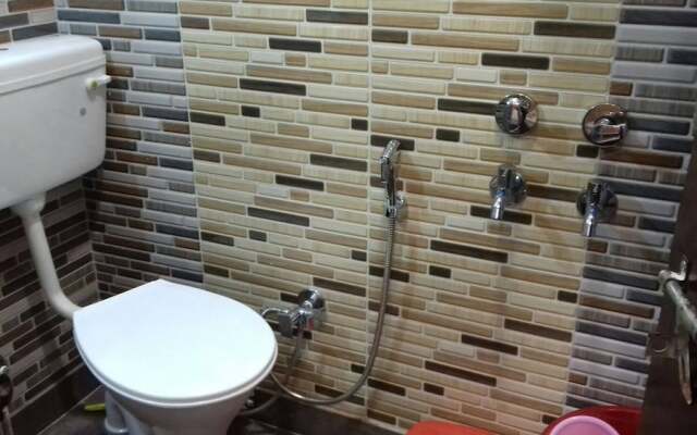 Posh, Nice Foreigner Area Lajpat Ngar Luxury Room