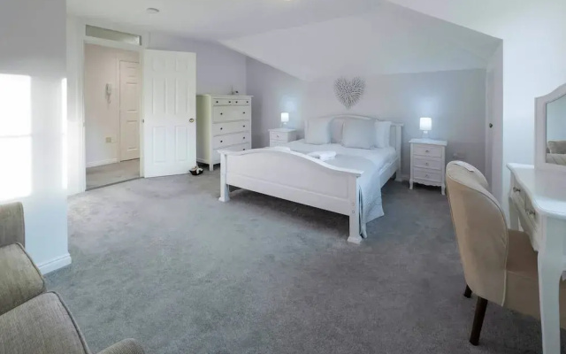 Elegant 2BR Broadstairs Coastal Escape by Adliv