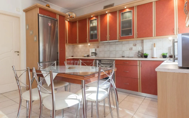 Scenic Balcony Apt in Vibrant Petralona