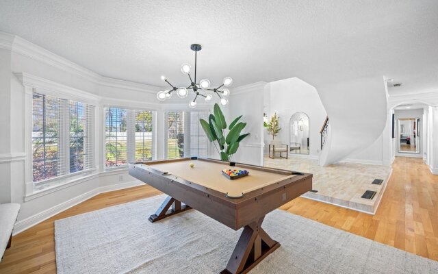 Exquisite Bayview Villa With Pool and Games!