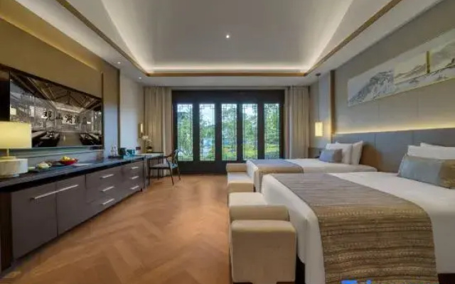 Mountain Lake Hotel in Haining