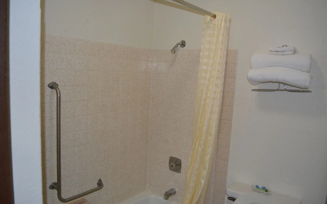 Bloomer Inn & Suites