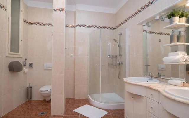 BEST located, 150 m2 5 bedrooms apt.,