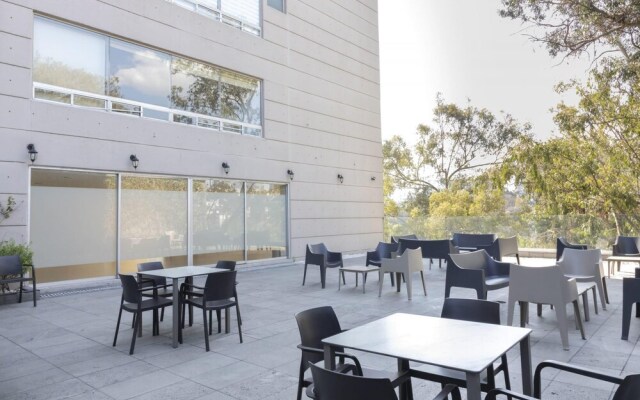 Bright and Modern Duplex With Amenities and Staff