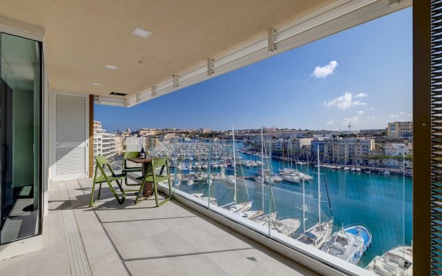 Stunning 3BR Apartment With Marina Views