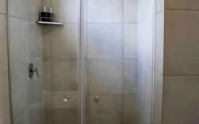 Contemporary Spacious & Comfortable Apartment