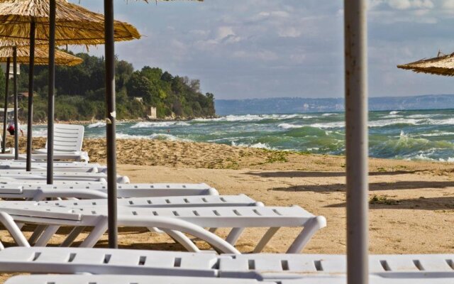 ON THE BEACH APARTMENTS Kabakum