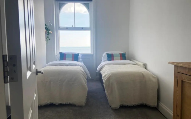 Spacious 2BD Flat With Stunning Views Folkestone