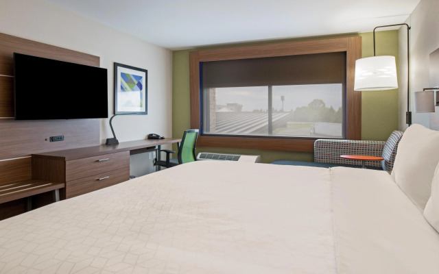 Holiday Inn Express & Suites Racine by IHG