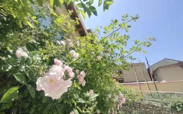 Huajianji Courtyard Home stay