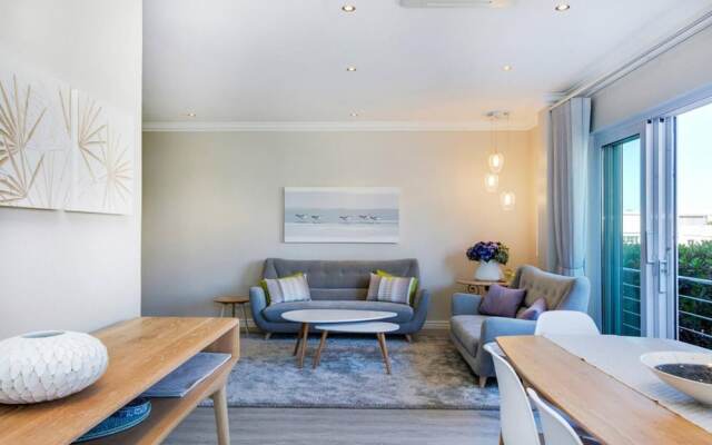 Stylish 2 Bedroom Apartment in Camps Bay Asilvertide