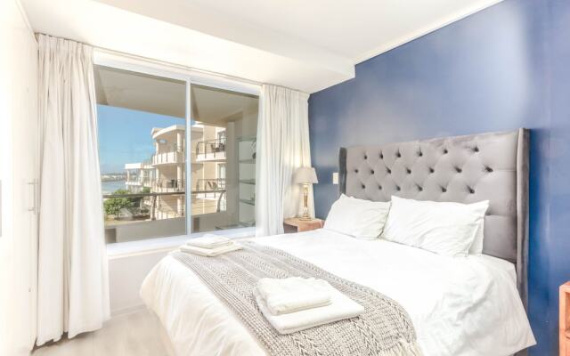 Lagoon Beach by  Cape Town Holiday Apartments