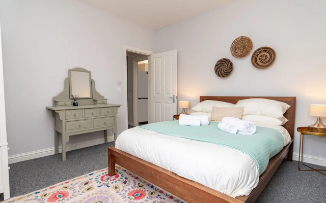 Little Boat: A Modern Beachside Flat