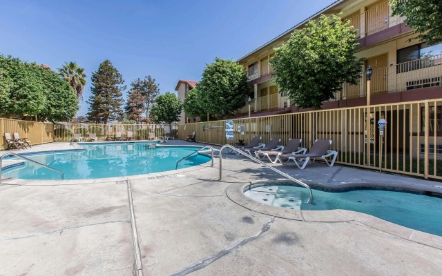 Quality Inn & Suites Bakersfield