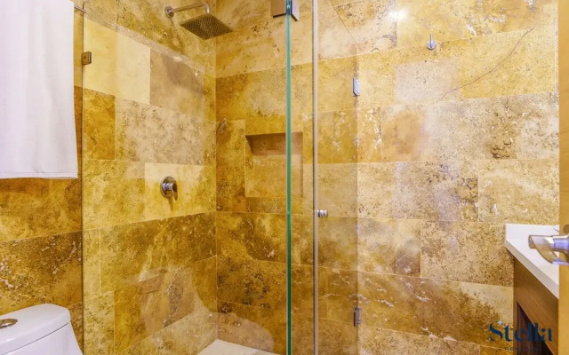 Grand Oceanview Condo with Rooftop Pools