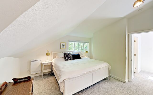 1124 14th Ave Townhome by RedAwning