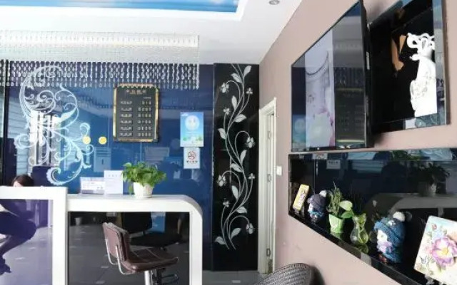 Aike 100 Theme Hotel (Qingdao Chongqing North Road Liuting Subway Station)