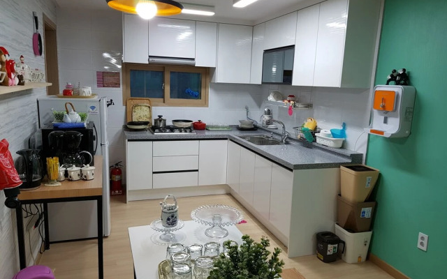 Buzz Guest House - Hostel