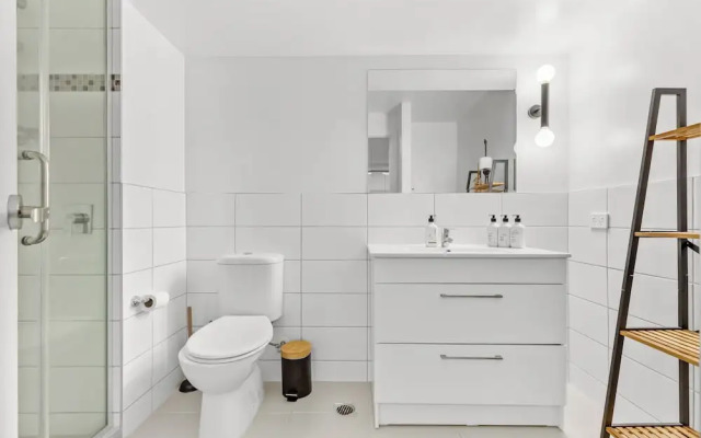 2Br Apt With Balcony & Parking In Prime Spo