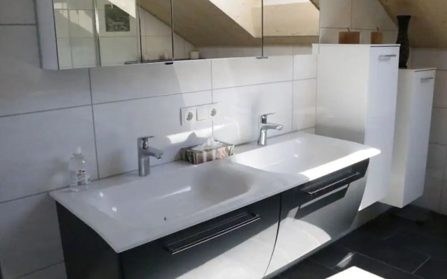 Welcoming Apartment Near Lake