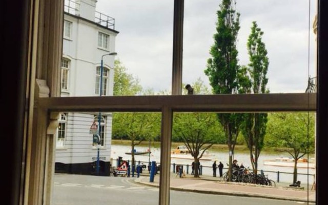 Putney riverside pad, perfect base for Wimbledon