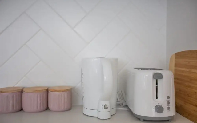 Wow Southport Apartment Near Light Rail Station