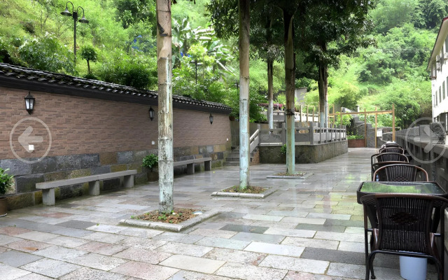 Alley Mountain View Garden Hotel