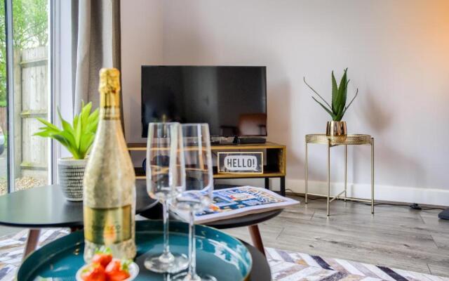 Cosy House │ RICOH │ M6 │ Sleeps 6 │ EMPOWER HOMES