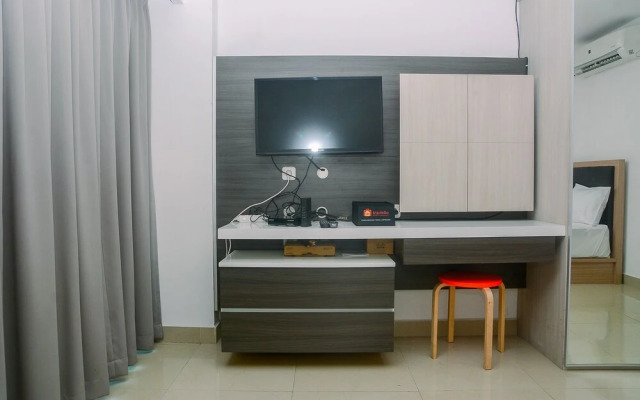 Cozy with Modern Design Studio Apartment at Tamansari The Hive