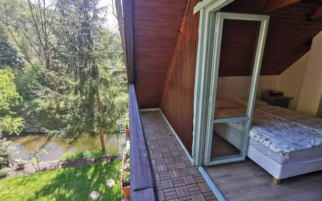 Sunny Wooden House on Creek, 30 Minutes Prague