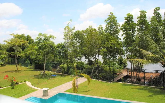 Arahtis Lake Villa