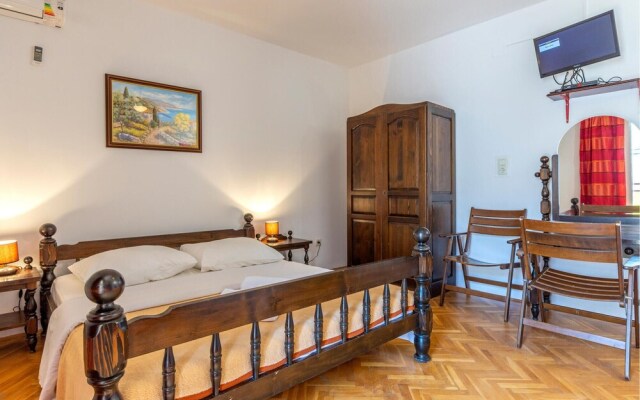 Nice Apartment in Duce With Wifi and 2 Bedrooms