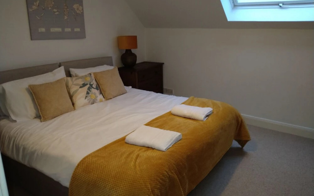 5 Bedrooms/sleeps 10-12/free Wifi & Parking/garden