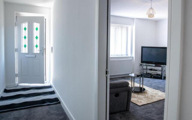 Fantastic Large House with Private Parking