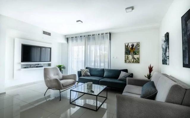 Pool side luxury suite at Royal Park-New Listing